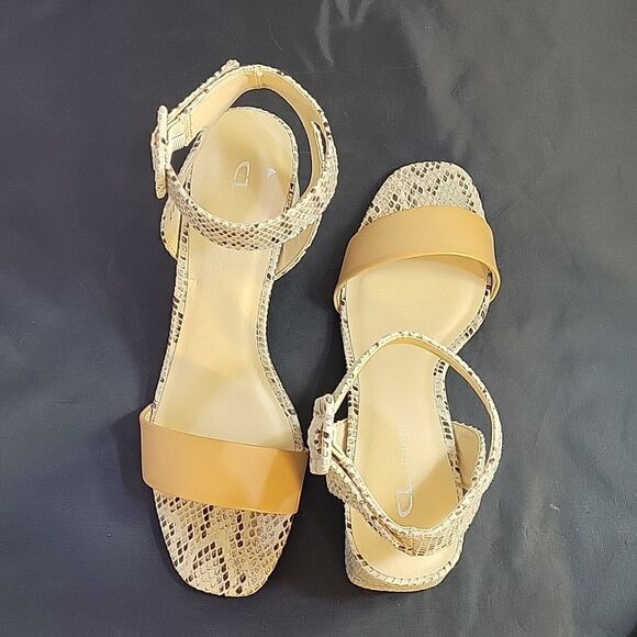 BRAND NEW LC BY LAUNDRY  BEACH SIDE SANDAL - Picture 4 of 16